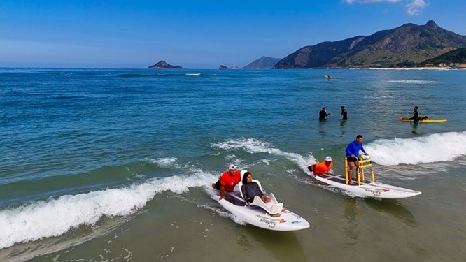 Paraty (RJ) recebe evento de surfe para pessoas com deficiência 